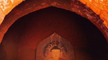 Myanmar (Burma) Bagan tapınağında Buda heykeli. Video çekimini izleme