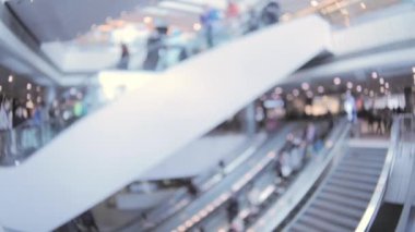 insanlar alışveriş alışveriş merkezinde yürüyen merdiven üzerinde hareket