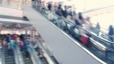 Yürüyen merdiven üzerinde insanların kalabalıklar