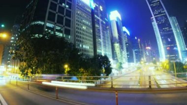 Gece modern şehrin yolda hareket eden araçların hareket bulanıklığı etkisi