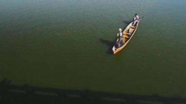 Birmanyalı balıkçılar kuzey Myanmar balıkçılık geleneksel şekilde net döküm.