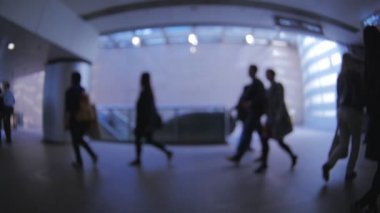 Hong Kong iş bölgesinde defocused yürüyüş insanların Yavaş hareket video