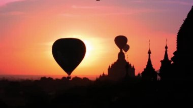 Tapınak ve sıcak hava balon Bagan içinde