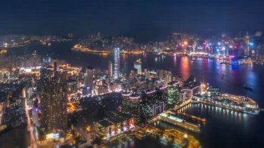 Geceleri modern şehrin havadan görünüşü