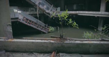 Yok edilmiş ve sular altında bina