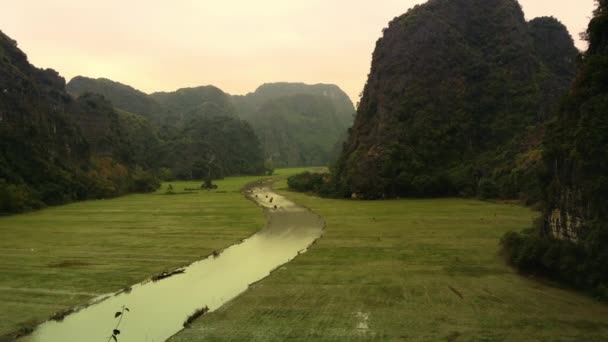 Pirinç tarlaları, dağlar ve nehir kıyısında günbatımı Tam Coc, Ninh Binh, Vietnam — Stok video