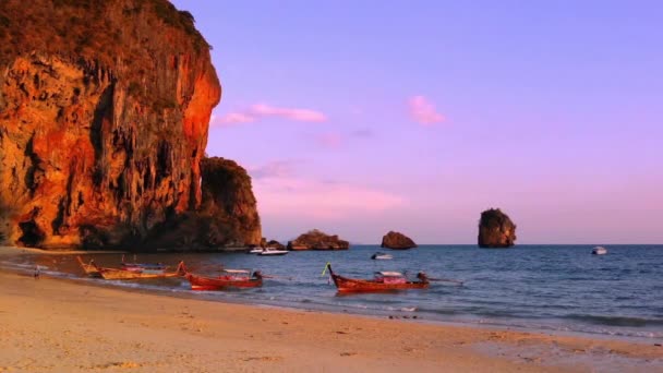 Phuket travel destination background. Mountain cliff, sandy beach and boat — Stockvideo