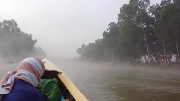 Boot weg naar Inlemeer via dorp kanaal — Stockvideo