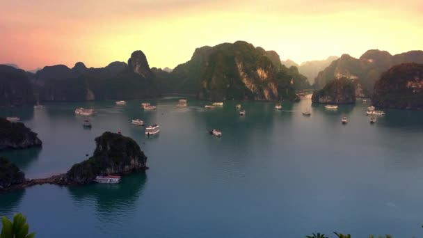 Вьетнамский вид на море залива Халонг объекта наследия ЮНЕСКО. Удивительный пейзаж заката — стоковое видео