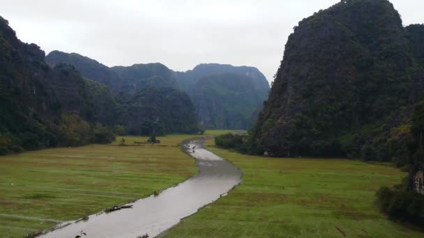 Berge, Reisfelder und Flusswinden — Stockvideo