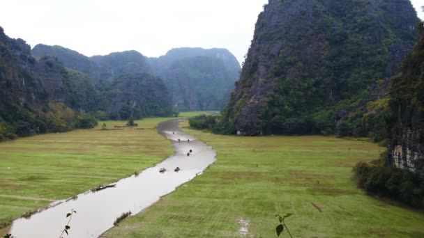 Berge, Reisfelder und Flusswinden — Stockvideo