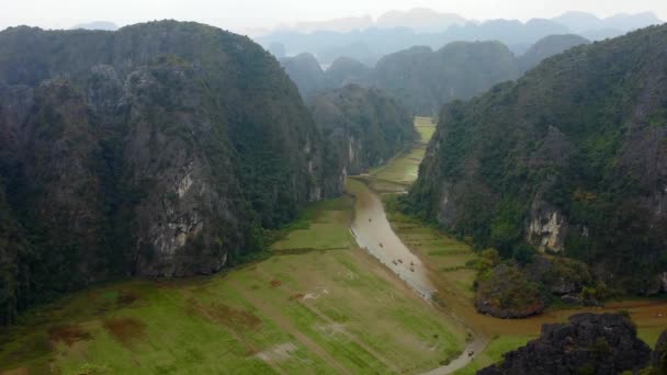 Berge, Reisfelder und Flusswinden — Stockvideo