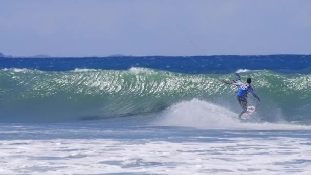 Profesionální kite surfař sportovec kitesurfing. — Stock video