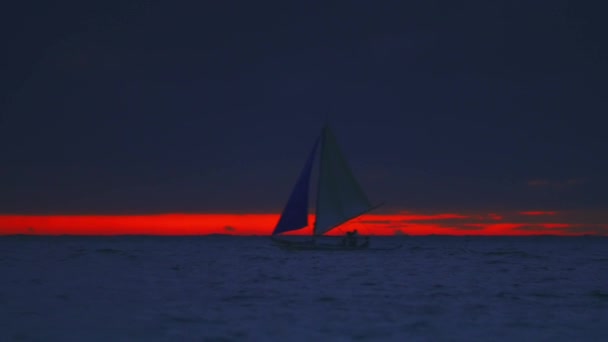 Морський з човнами в кінці вечора — стокове відео