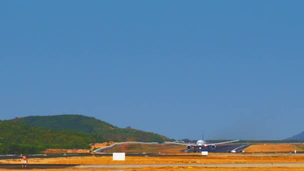Vliegtuig opstijgen vanaf landingsbaan landingsstrook van luchthaven. Vertrek van passagiers straal — Stockvideo