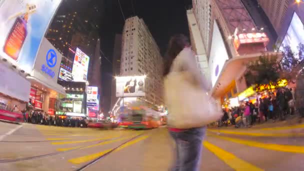 홍콩 다운타운에서 바쁜 횡단 보도의 야간 촬영. 사람과 교통 ti — 비디오