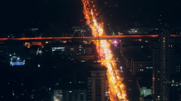 Городское движение ночью — стоковое видео