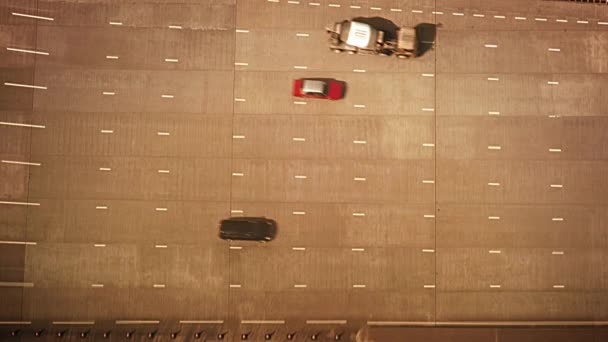 Vue de dessus des voitures en mouvement rapide .