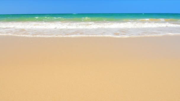 Playa en la costa de la isla tropical — Vídeo de stock