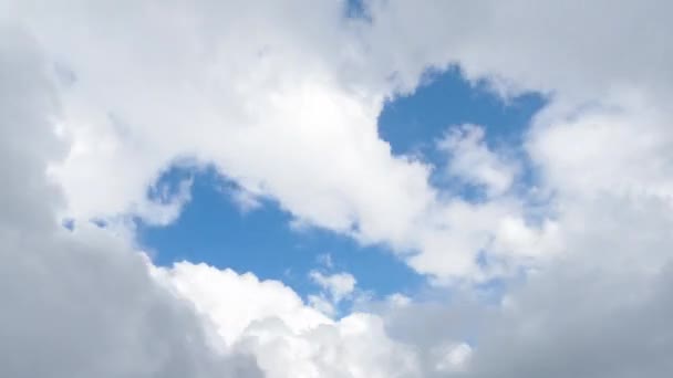 Weiße Wolken bewegen sich am blauen Himmel — Stockvideo