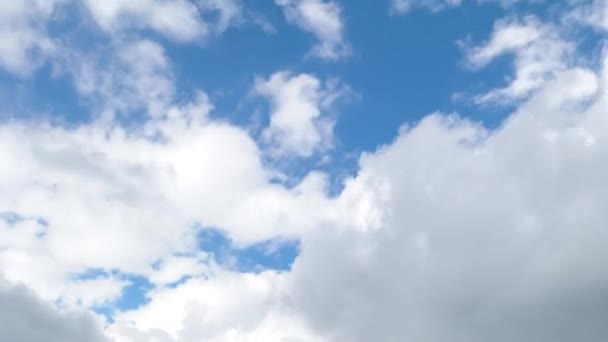 Weiße Wolken bewegen sich am blauen Himmel — Stockvideo