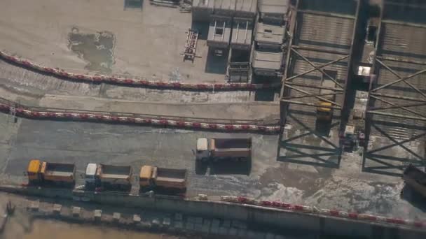 Вантажівки швидко рухаються в будівельній зоні . — стокове відео