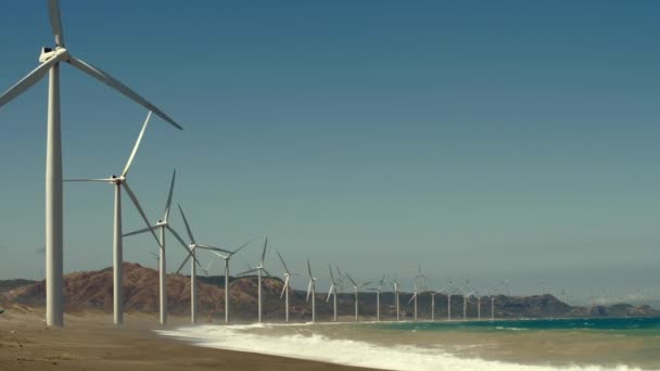 Ocean strand med stora vindkraftverk mills — Stockvideo