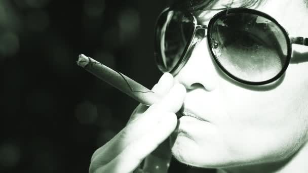 Женщина курит сигарету — стоковое видео