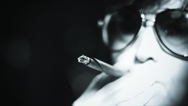 Γυναίκα κάπνισμα τσιγάρων — Αρχείο Βίντεο