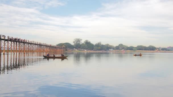 Pescadores em barcos de manhã perto da ponte U-Bein — Vídeo de Stock