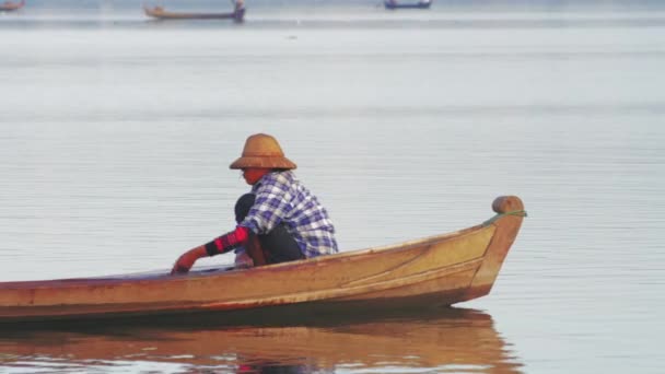 Pescadores birmanos en barco tradicional de madera — Vídeos de Stock