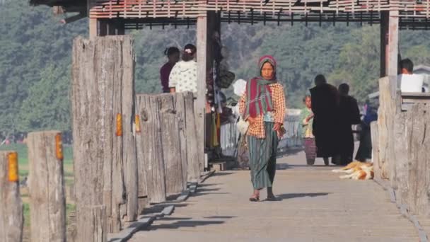 Birmanesa mulher passando U Bein ponte — Vídeo de Stock