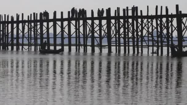 U 贝因美桥上的人 — 图库视频影像