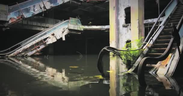 Flooded end empty building. — Stock Video