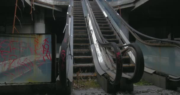 Fond apocalyptique du centre commercial abandonné avec escaliers roulants cassés — Video