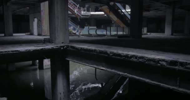 Edificio de hormigón abandonado . — Vídeo de stock