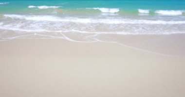 Kumsalda inişli çıkışlı dalgalar deniz