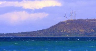 Rüzgar değirmeni türbinleri okyanus kıyısında