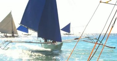 Tropik adanın deniz kıyısına dönen yelkenli teknelerin güzel deniz sahnesi