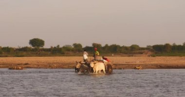 Kırsal Myanmar Günbatımı sahne - Tanımlanamayan Birmanya çiftçiler ve Budist keşiş