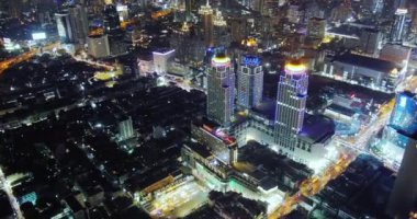 Geceleri Bangkok Panoraması. Hareketli arabalar ve yüksek binalar zaman atlamalı video