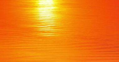 gün batımında su yüzeyi