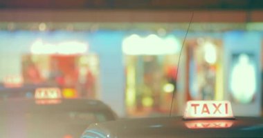 Taksi arabalar gece sokak