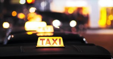 Taksi çatısı sarı taksi sembolü.