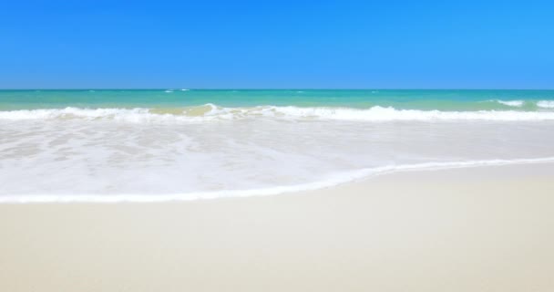 Suavemente olas en la playa vacía — Vídeos de Stock