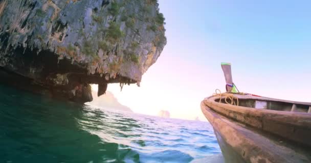 Thailändisches Boot nähert sich riesigen Felsklippen — Stockvideo