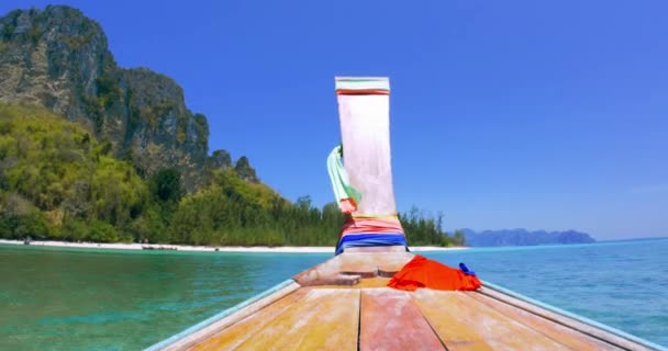 Bootsfahrt zu tropischen Inseln — Stockvideo