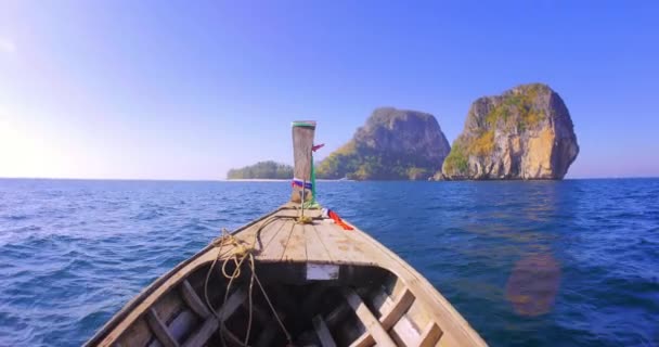 Рыболовная лодка идет на остров — стоковое видео
