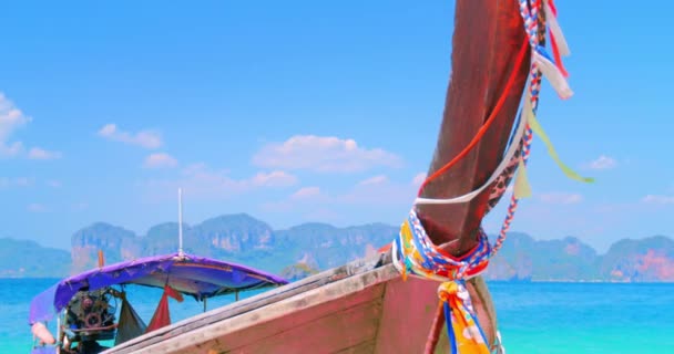 在热带岛屿海岸的阳光明媚的夏日装饰旅游船 — 图库视频影像