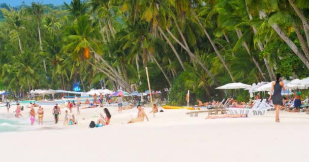 Touristen entspannen sich am weißen Sandstrand des tropischen Inselkurortes. Boracay-Insel — Stockvideo